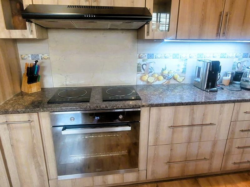 Spacious 4-Bedroom Family Home with Pool and Modern Kitchen - Photo 4
