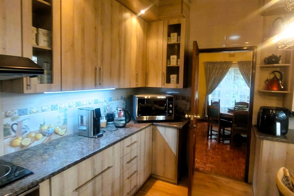 Spacious 4-Bedroom Family Home with Pool and Modern Kitchen - Photo 5