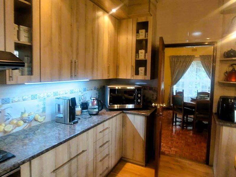 Spacious 4-Bedroom Family Home with Pool and Modern Kitchen - Photo 5