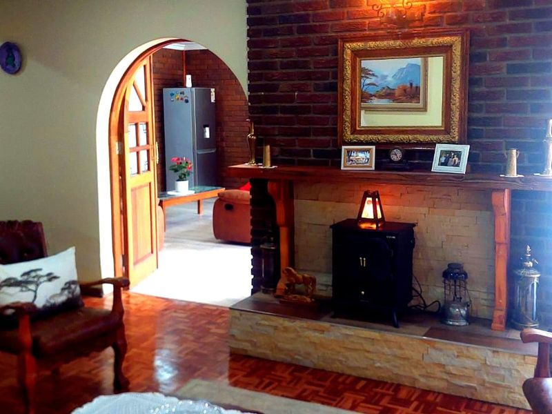 Spacious 4-Bedroom Family Home with Pool and Modern Kitchen - Photo 8