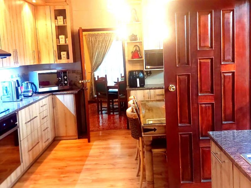 Spacious 4-Bedroom Family Home with Pool and Modern Kitchen - Photo 7