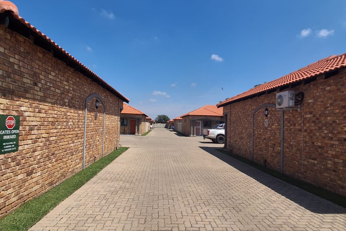 3 Bedroom Townhouse in Meyerton Riverdale ,Immaculate and Neat as a pin affordability Levies. - Photo 3