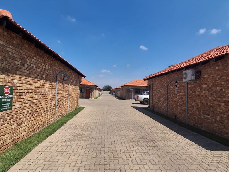 3 Bedroom Townhouse in Meyerton Riverdale ,Immaculate and Neat as a pin affordability Levies. - Photo 3
