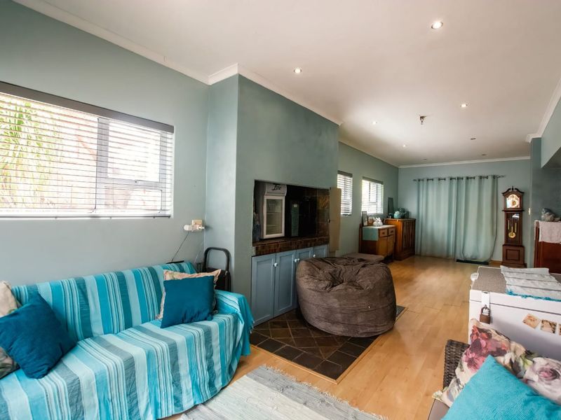 Coastal Comfort Steps from Albatros Beach – Jeffreys Bay - Photo 9