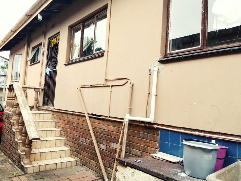 Magnificent 3-Bedroom Home with Flatlet - Photo 3