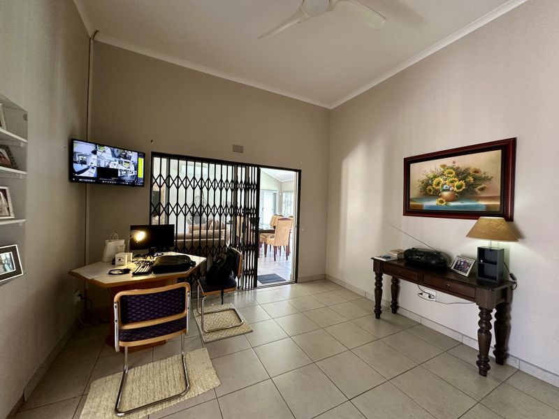 7-Bedroom Home with En-Suite Bathrooms & Income-Generating Potential – Meerensee - Photo 9