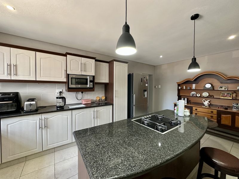 7-Bedroom Home with En-Suite Bathrooms & Income-Generating Potential – Meerensee - Photo 8