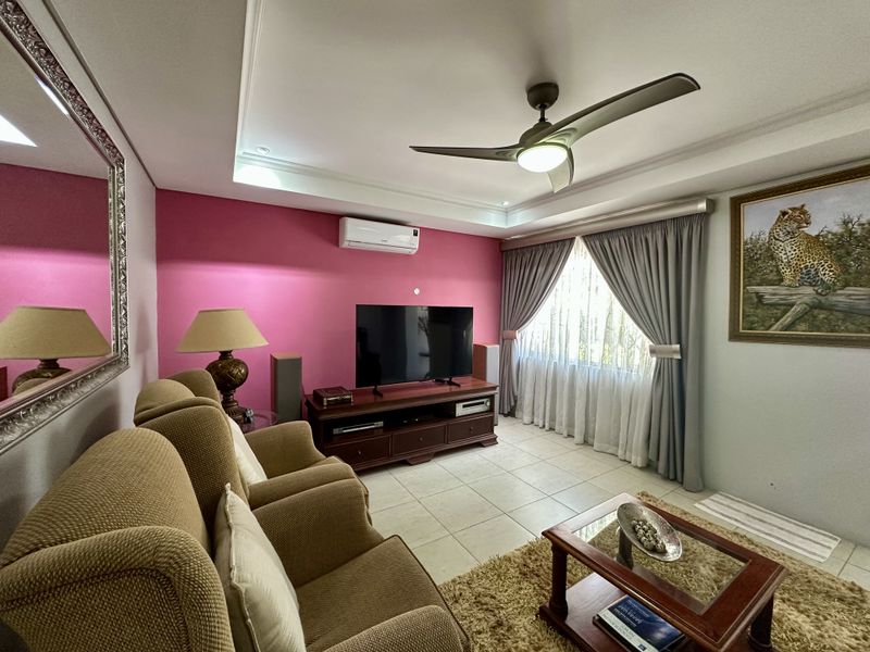 7-Bedroom Home with En-Suite Bathrooms & Income-Generating Potential – Meerensee - Photo 7