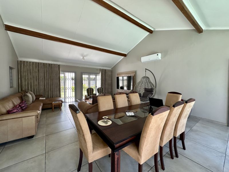 7-Bedroom Home with En-Suite Bathrooms & Income-Generating Potential – Meerensee - Photo 6