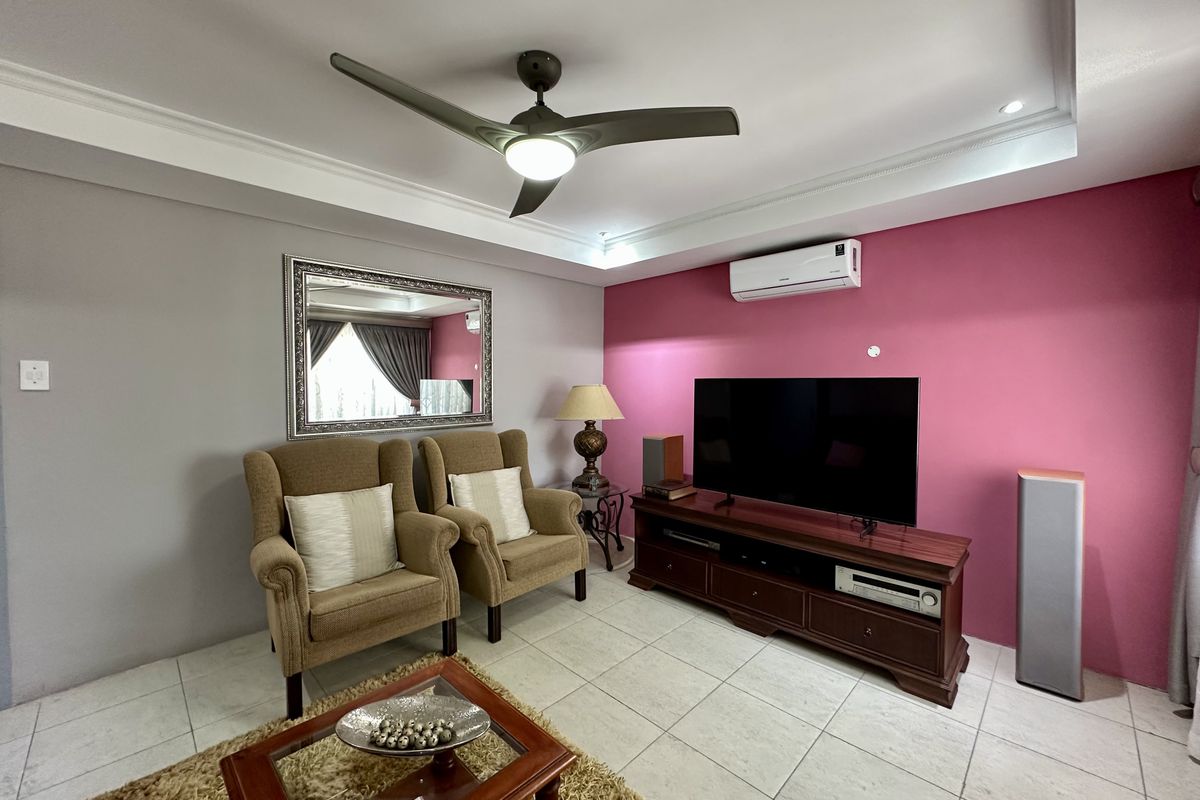 7-Bedroom Home with En-Suite Bathrooms & Income-Generating Potential – Meerensee - Photo 4