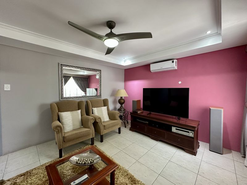 7-Bedroom Home with En-Suite Bathrooms & Income-Generating Potential – Meerensee - Photo 4