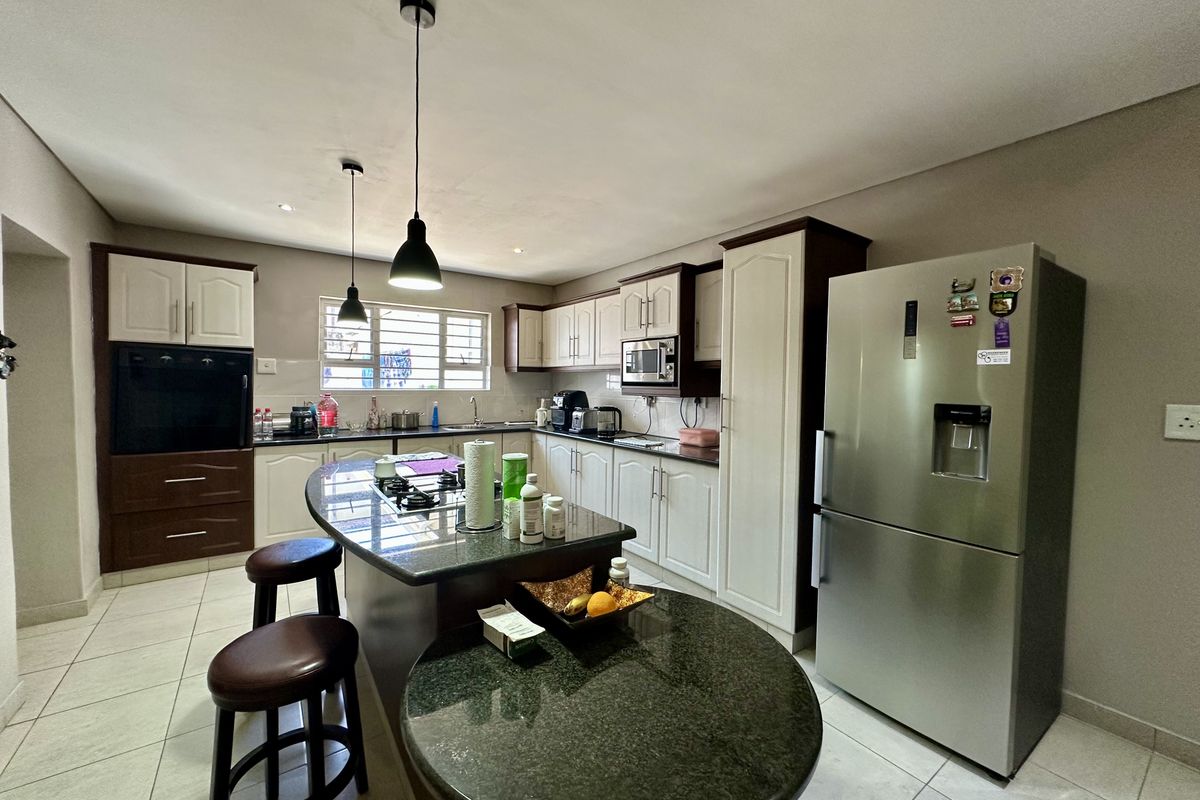 7-Bedroom Home with En-Suite Bathrooms & Income-Generating Potential – Meerensee - Photo 3