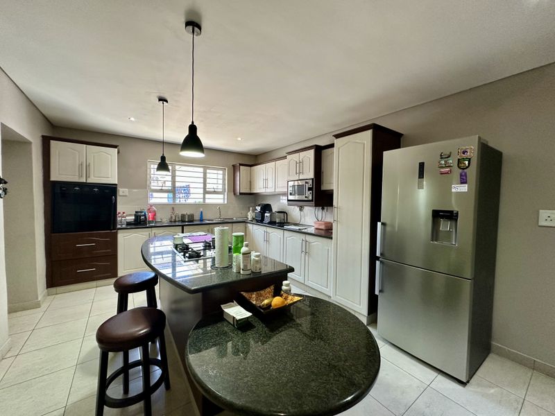 7-Bedroom Home with En-Suite Bathrooms & Income-Generating Potential – Meerensee - Photo 3