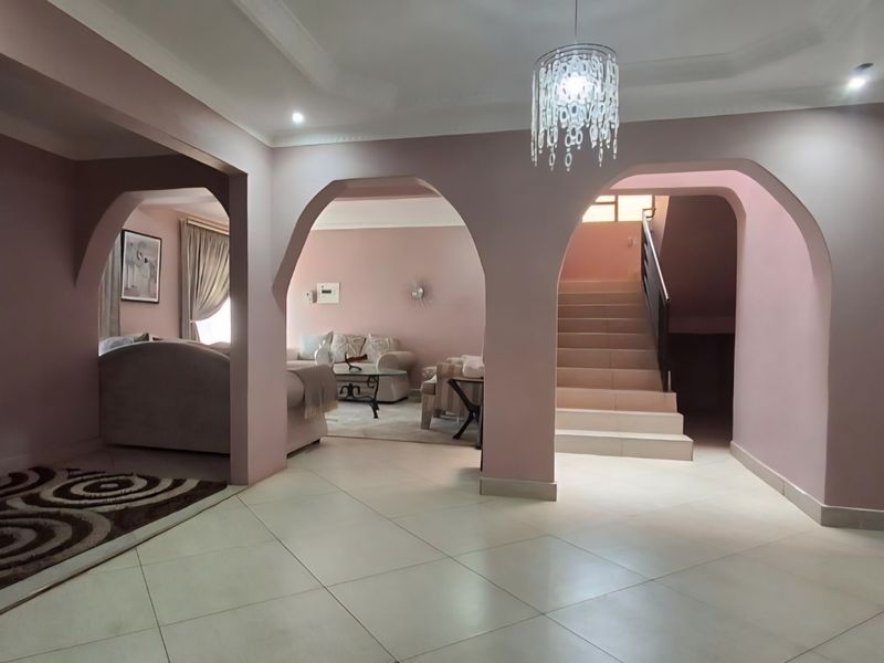 7 Bedroom House for Sale in Flora Park - Photo 5