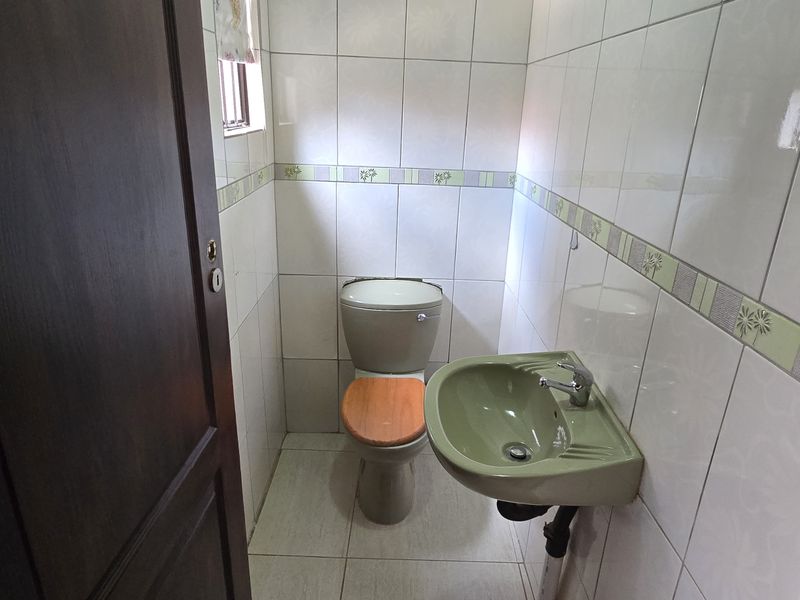 7 Bedroom House for Sale in Flora Park - Photo 10