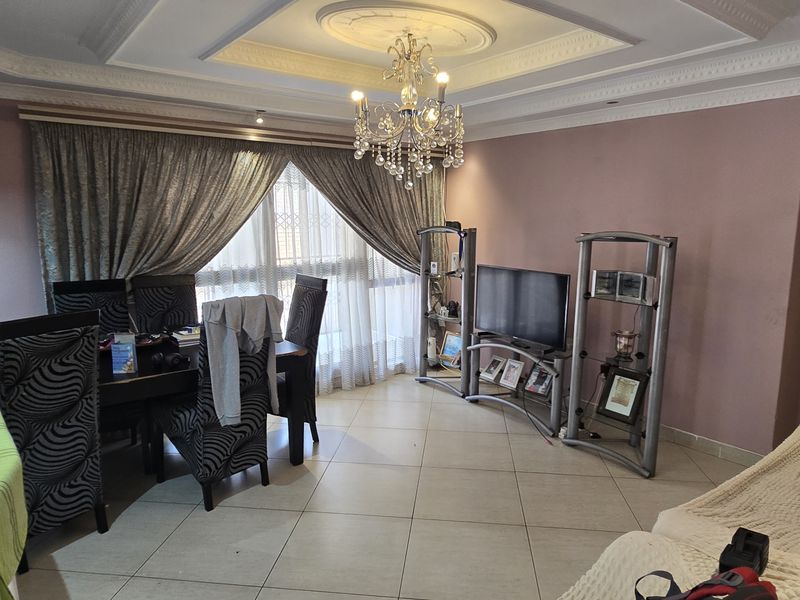 7 Bedroom House for Sale in Flora Park - Photo 7