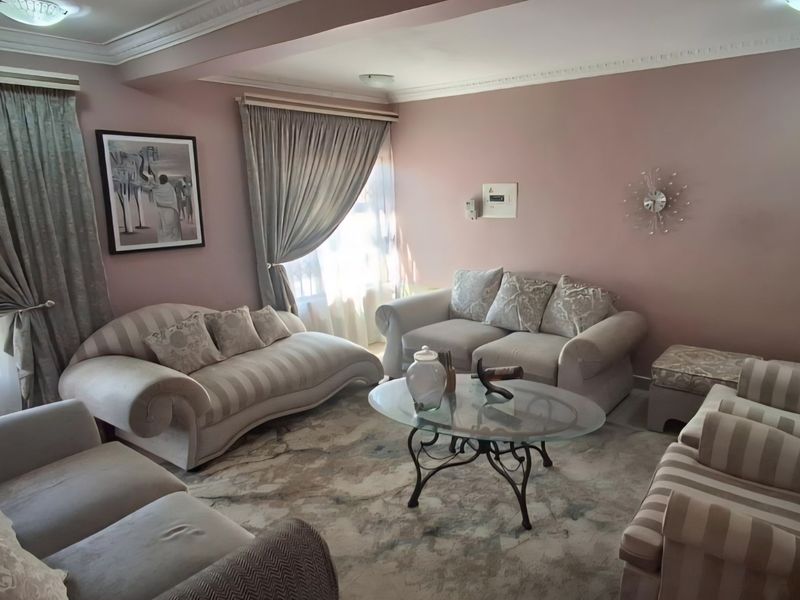 7 Bedroom House for Sale in Flora Park - Photo 4