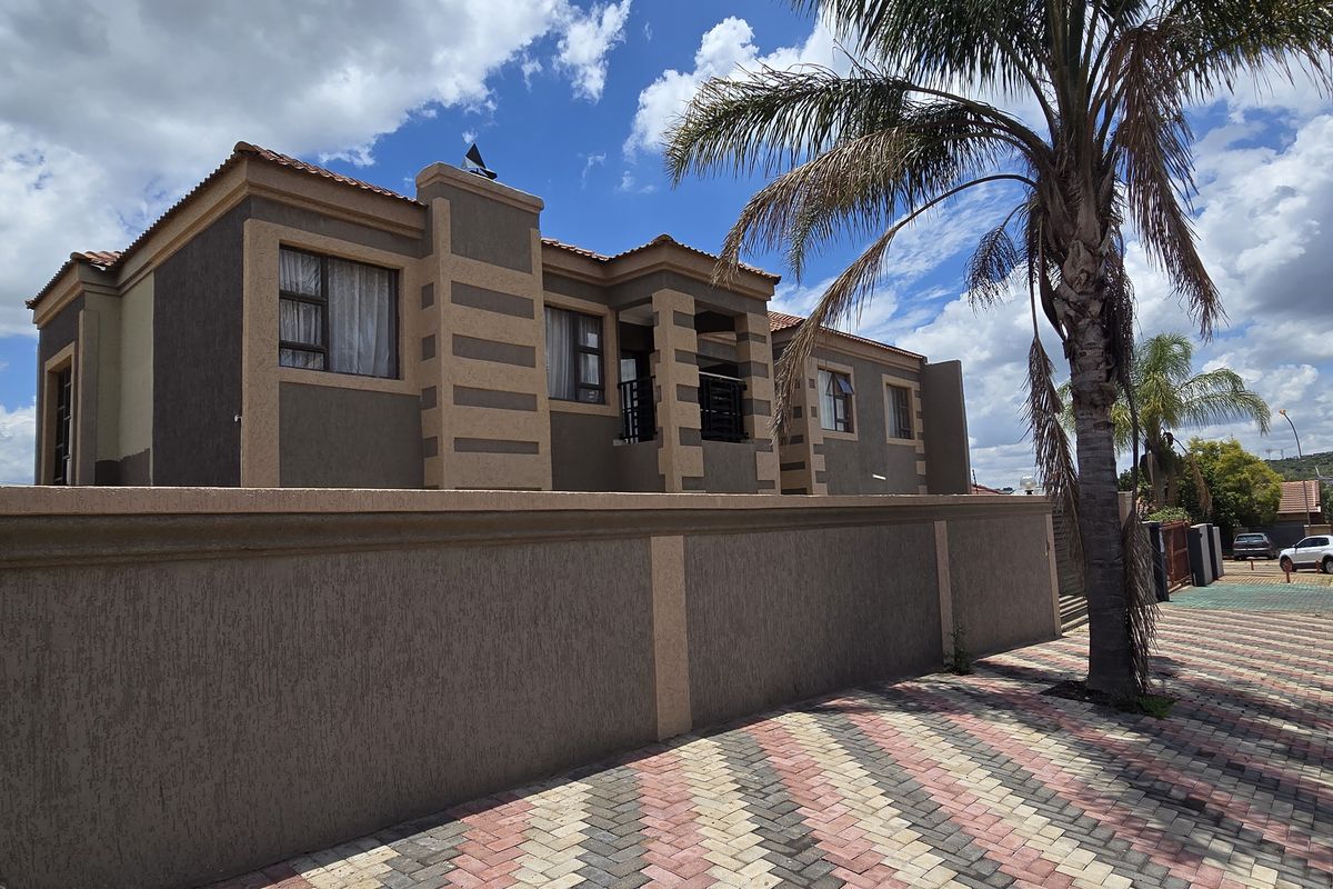 7 Bedroom House for Sale in Flora Park - Photo 2