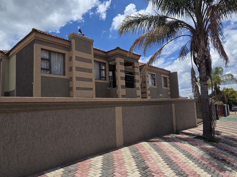 7 Bedroom House for Sale in Flora Park - Photo 2