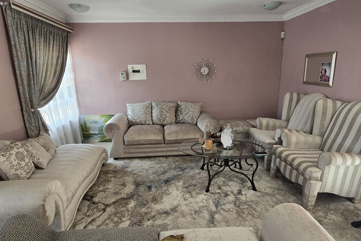 7 Bedroom House for Sale in Flora Park - Photo 3