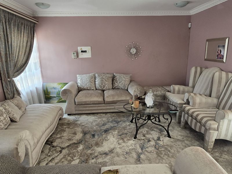 7 Bedroom House for Sale in Flora Park - Photo 3