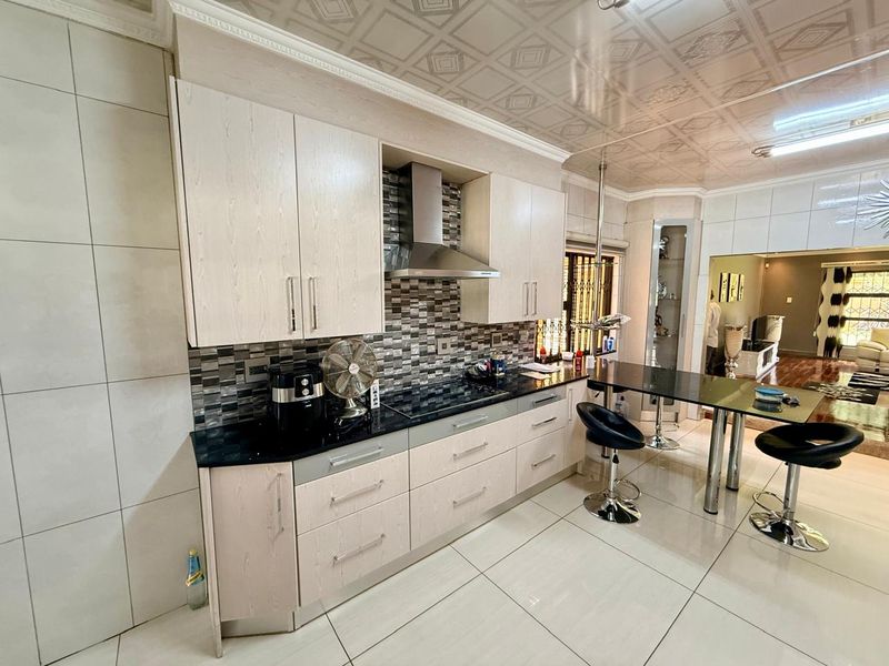 Exceptional 3-Bedroom Home with Premium Features – Fully Furnished. - Photo 10