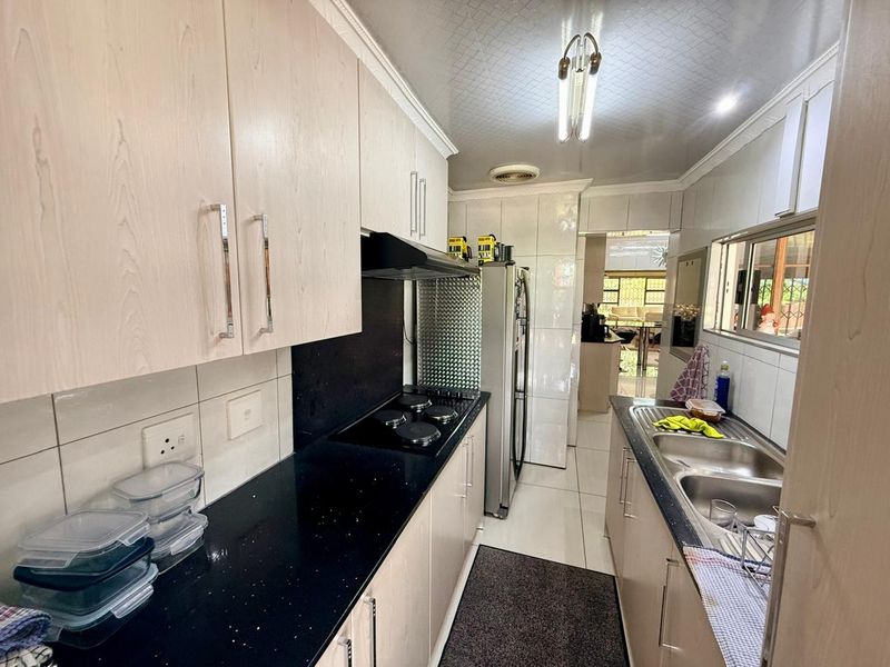 Exceptional 3-Bedroom Home with Premium Features – Fully Furnished. - Photo 9