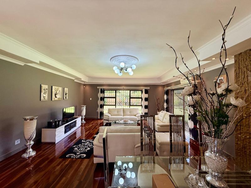 Exceptional 3-Bedroom Home with Premium Features – Fully Furnished. - Photo 2