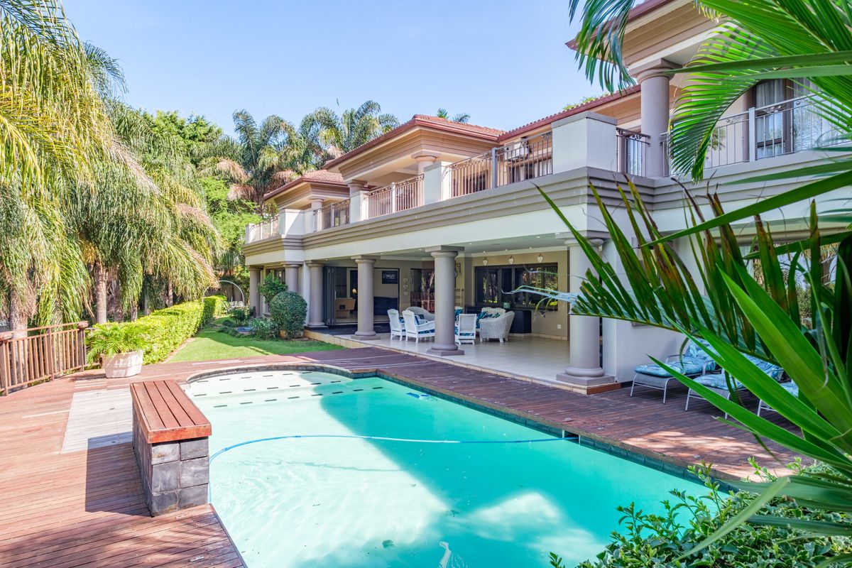 Located at the top of La Lucia ridge, a luxury private home with elegance, privacy and plenty space. - Photo 4