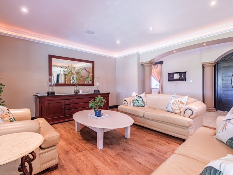 Located at the top of La Lucia ridge, a luxury private home with elegance, privacy and plenty space. - Photo 7