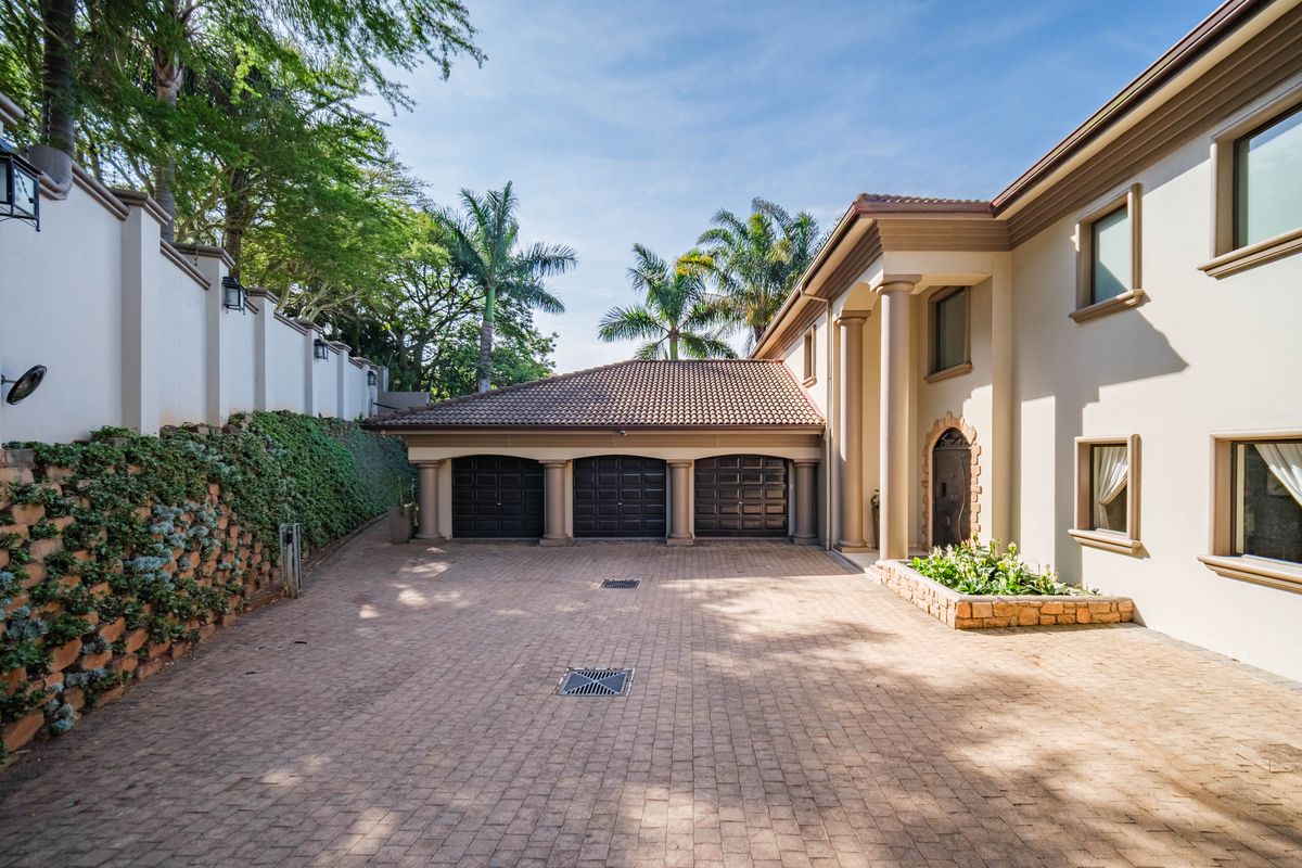 Located at the top of La Lucia ridge, a luxury private home with elegance, privacy and plenty space. - Photo 3