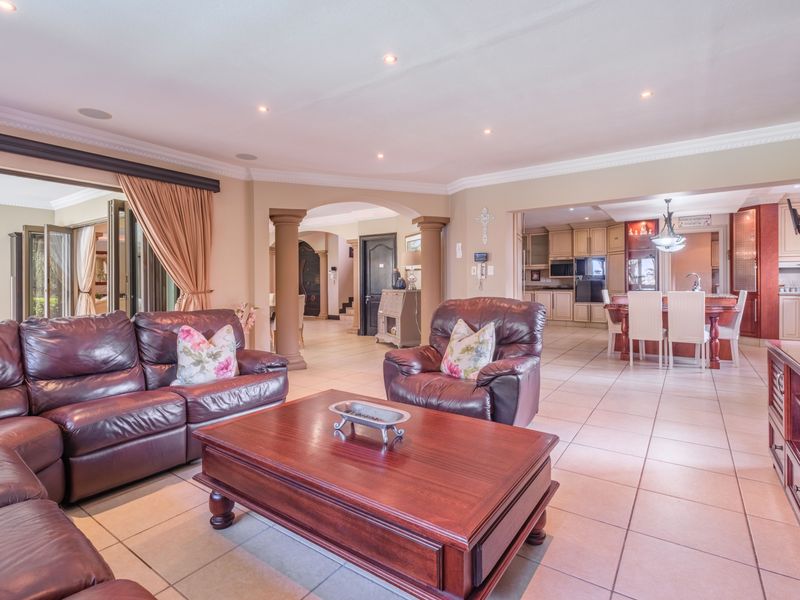 Located at the top of La Lucia ridge, a luxury private home with elegance, privacy and plenty space. - Photo 9