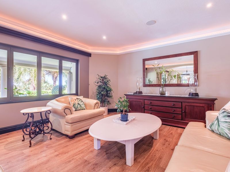 Located at the top of La Lucia ridge, a luxury private home with elegance, privacy and plenty space. - Photo 6