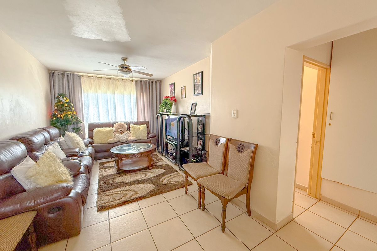 Modern 2-Bedroom Apartment in a Highly Sought-After Complex - Photo 3