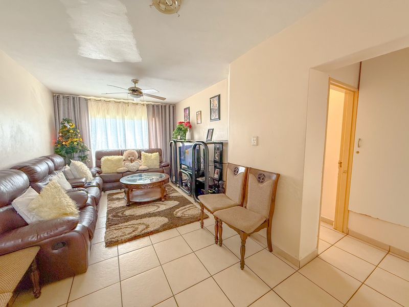 Modern 2-Bedroom Apartment in a Highly Sought-After Complex - Photo 3