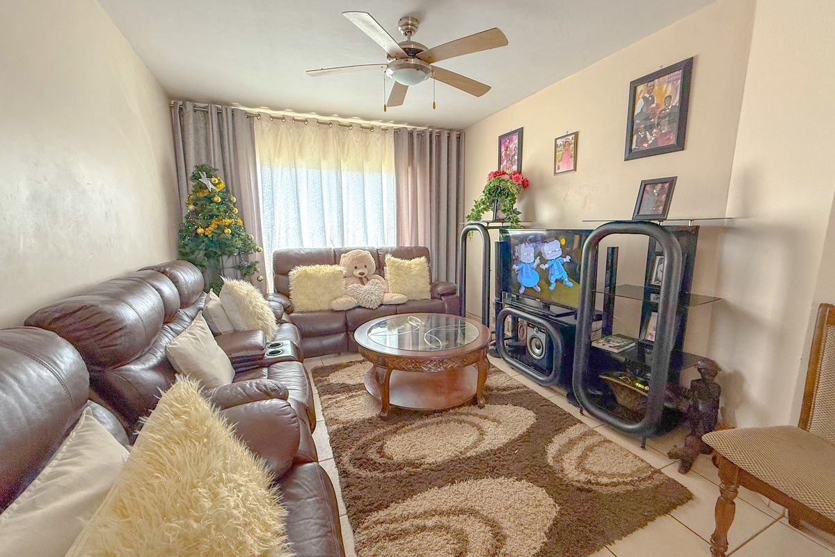 Modern 2-Bedroom Apartment in a Highly Sought-After Complex - Photo 4