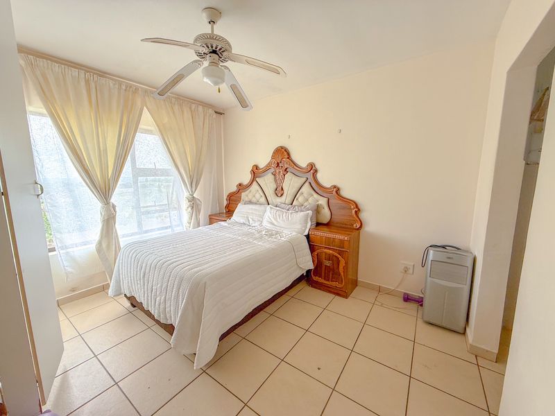 Modern 2-Bedroom Apartment in a Highly Sought-After Complex - Photo 5