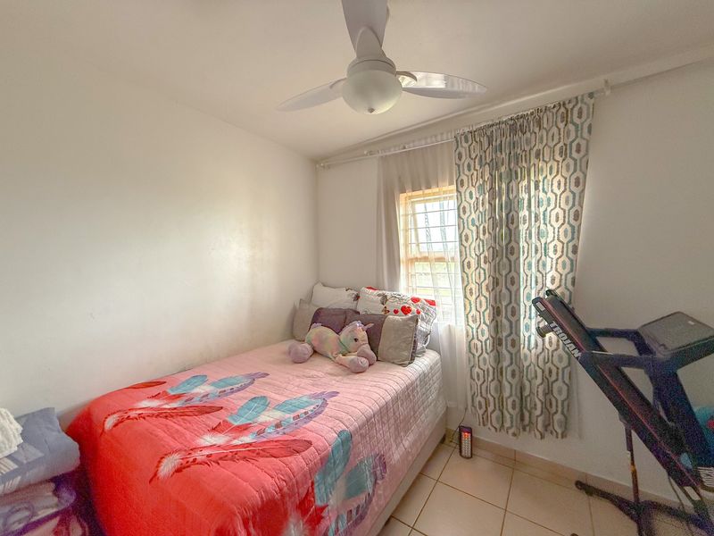 Modern 2-Bedroom Apartment in a Highly Sought-After Complex - Photo 8