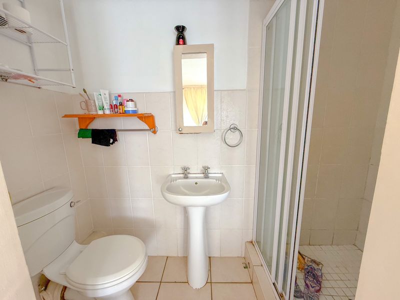 Modern 2-Bedroom Apartment in a Highly Sought-After Complex - Photo 7