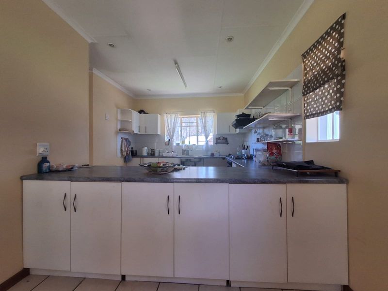 A Slight Fixer Upper with loads of potential in Henley on klip, Meyerton. - Photo 8