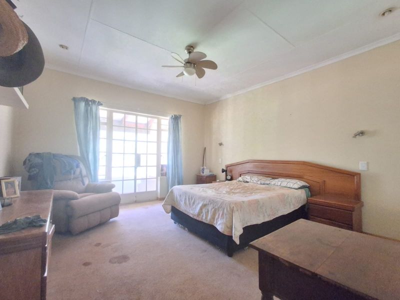 A Slight Fixer Upper with loads of potential in Henley on klip, Meyerton. - Photo 6
