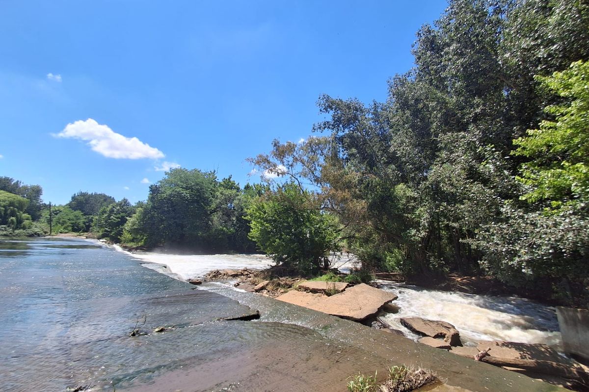 A Slight Fixer Upper with loads of potential in Henley on klip, Meyerton. - Photo 2