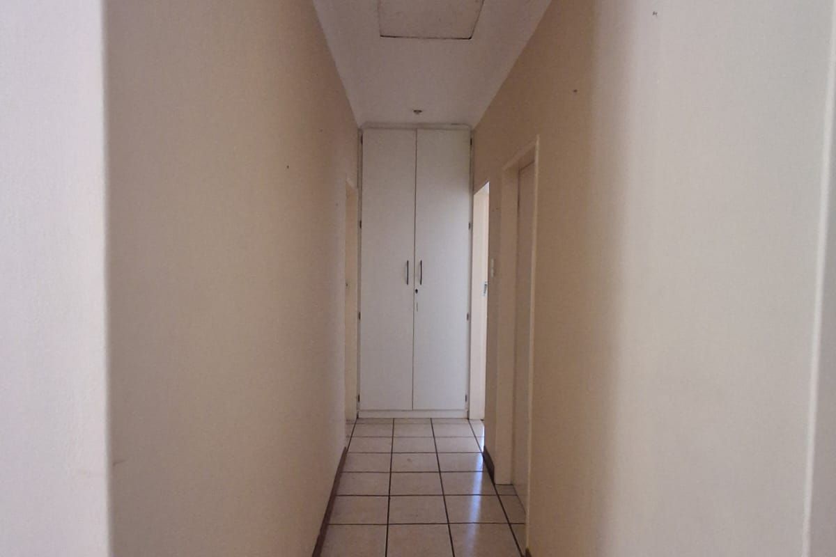 A Slight Fixer Upper with loads of potential in Henley on klip, Meyerton. - Photo 5