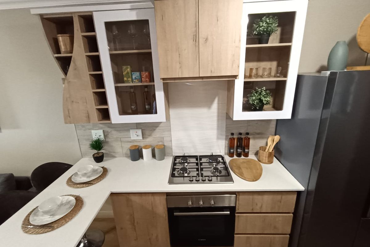 Contemporary 3 Bedroom Apartment - Photo 2