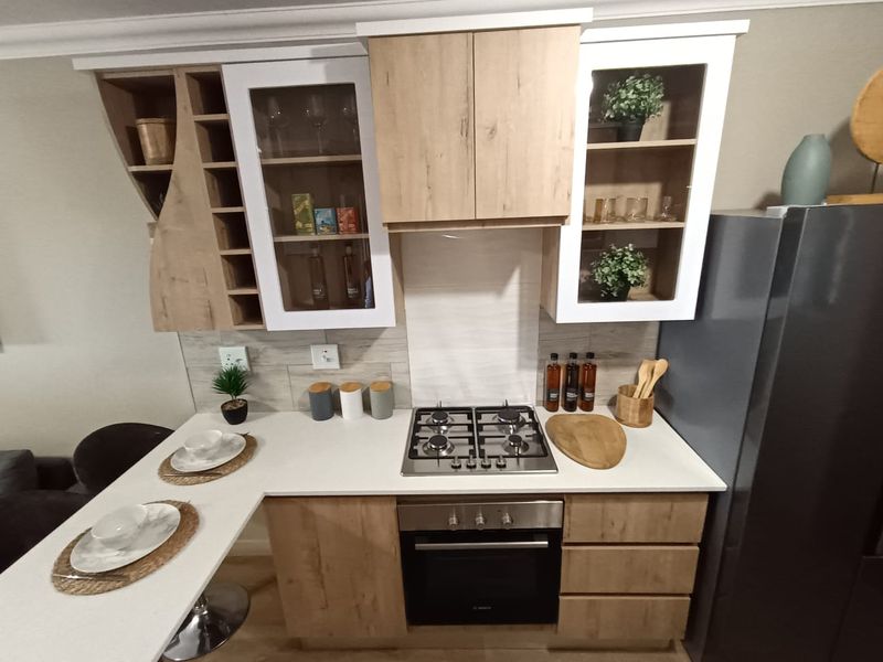 Contemporary 3 Bedroom Apartment - Photo 2