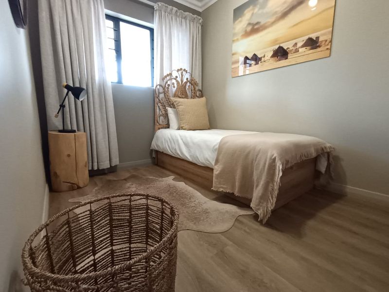 Contemporary 3 Bedroom Apartment - Photo 10