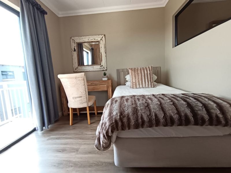 Contemporary 3 Bedroom Apartment - Photo 8