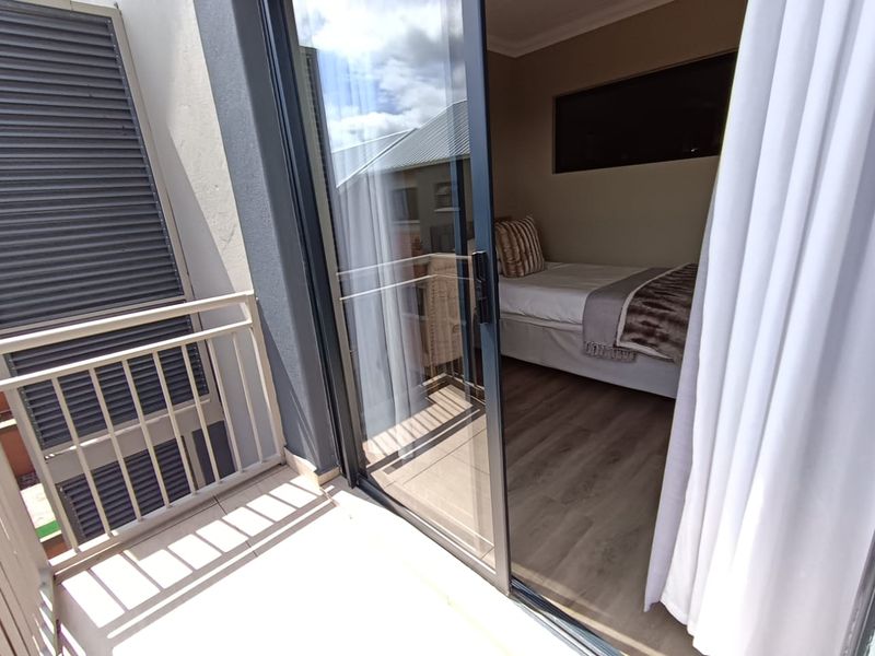 Contemporary 3 Bedroom Apartment - Photo 9