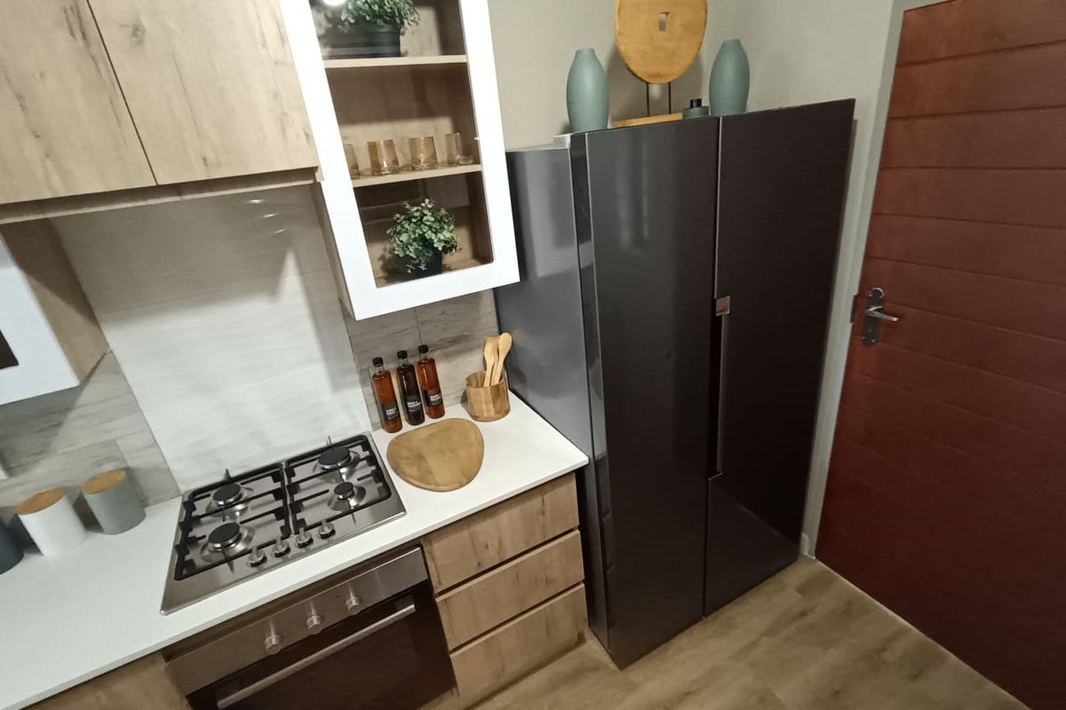 Contemporary 3 Bedroom Apartment - Photo 5