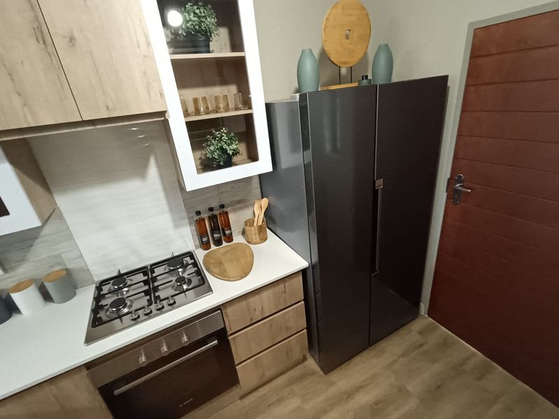 Contemporary 3 Bedroom Apartment - Photo 5